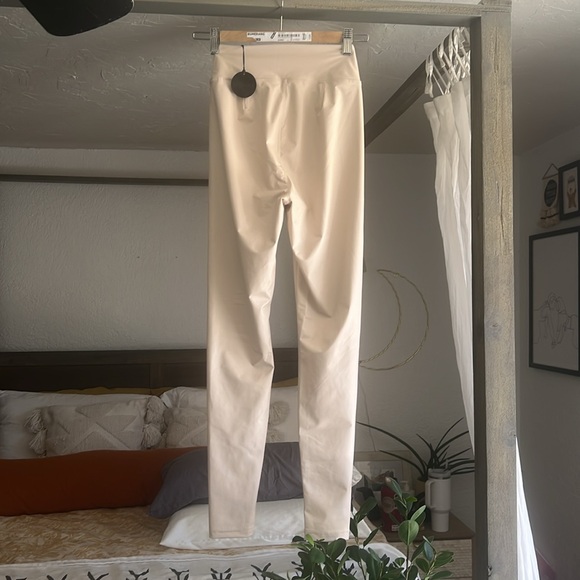 Offline American Eagle faux leather leggings in cream S - Picture 2 of 5